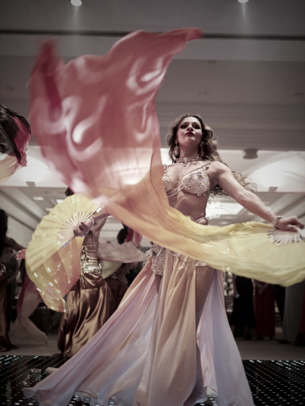 Bailarina com leques de seda em movimento